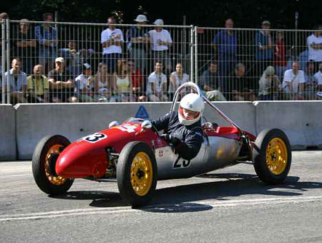 De historiske formel racere spænder helt fra en 500 cm<SUP>3</SUP> Formel 3 racer som Thorkild Simonsens her, og op til Formel Ford 2000.